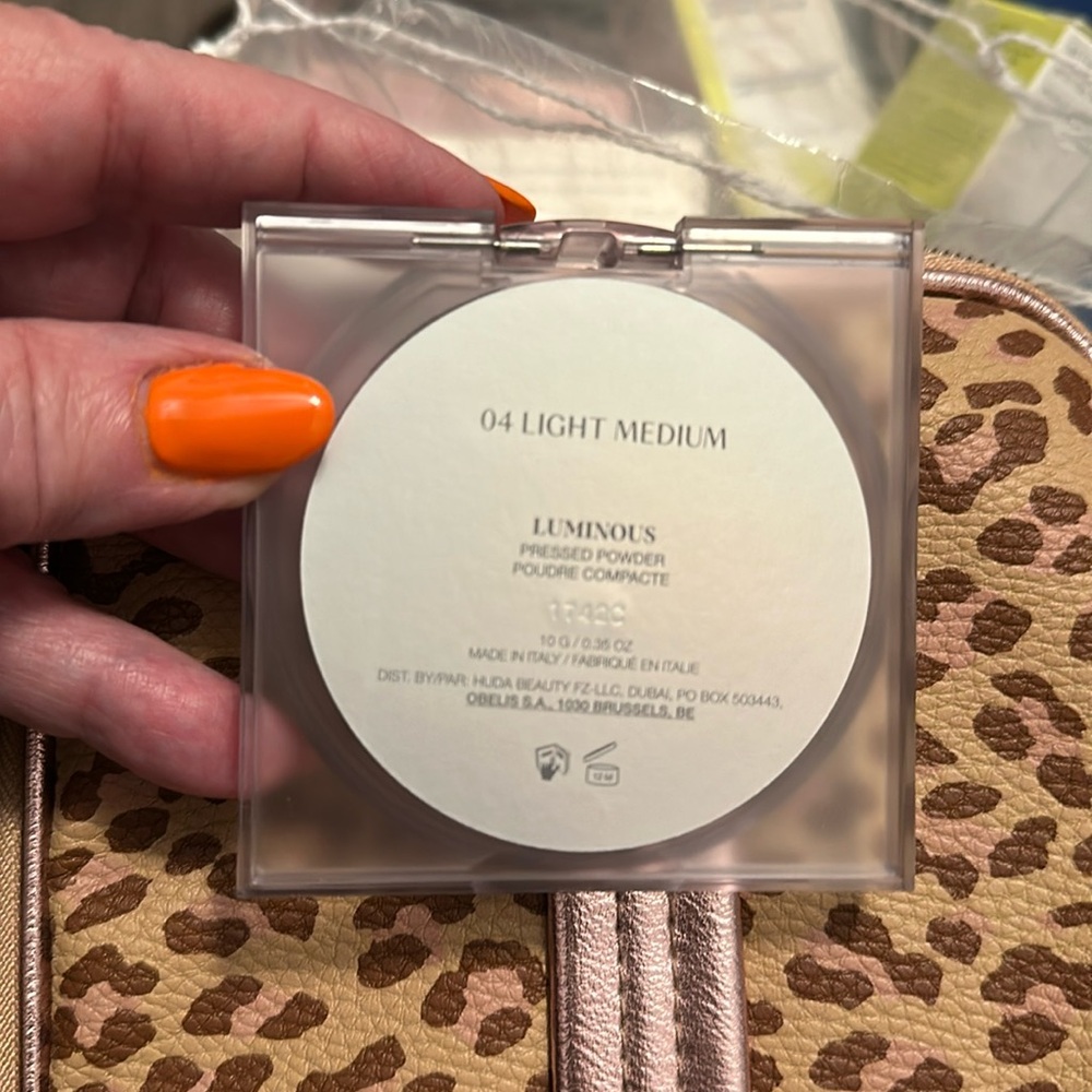 GloWish Luminous Pressed Powder Light Medium 04 NEW - Picture 6 of 10